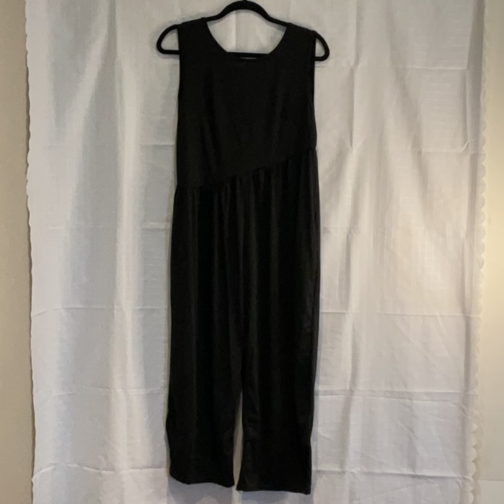 Casual Black Jumpsuit with pockets and scooped back